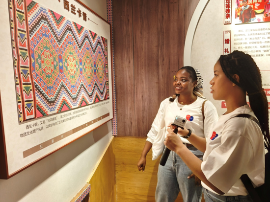 图为实践团在五星村土家族村情陈列室参观。李周恒摄 图为实践团在五星村土家族村情陈列室参观。李周恒摄