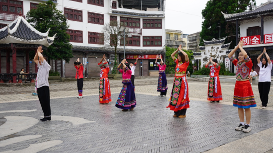 图为实践团在五星村土家族村情陈列室参观。李周恒 摄 图为实践团在五星村土家族村情陈列室参观。李周恒 摄