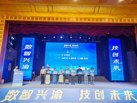 数字素养赛和精英技能赛二等奖获得者合照 周子贵/摄 数字素养赛和精英技能赛二等奖获得者合照 周子贵/摄