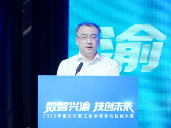 图为市总工会副主席杨懿作总结发言 周子贵/摄 图为市总工会副主席杨懿作总结发言 周子贵/摄