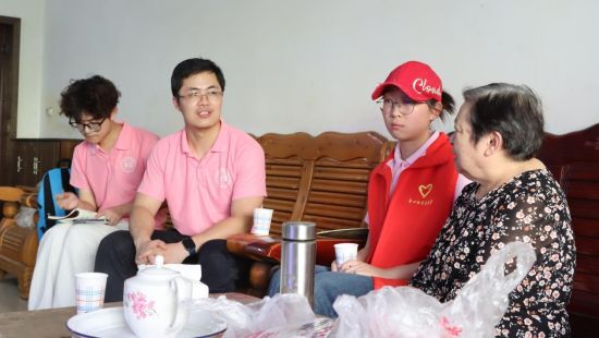 图为志愿者在慰问聂淑贤老人。长江师范学院 供图 图为志愿者在慰问聂淑贤老人。长江师范学院 供图