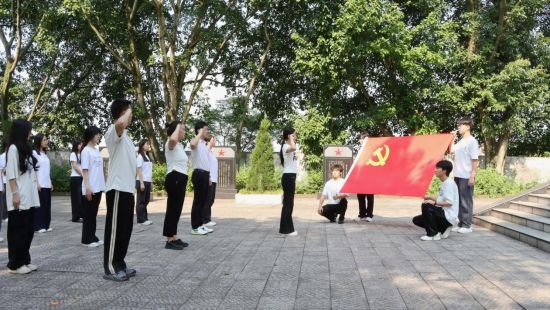 图为志愿者在烈士陵园重温入党誓词。长江师范学院 供图 图为志愿者在烈士陵园重温入党誓词。长江师范学院 供图