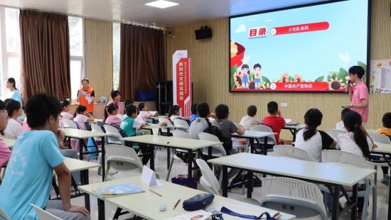 图为志愿者在晏家工业社区服务中心开展主题活动 长江师范学院 供图 图为志愿者在晏家工业社区服务中心开展主题活动 长江师范学院 供图
