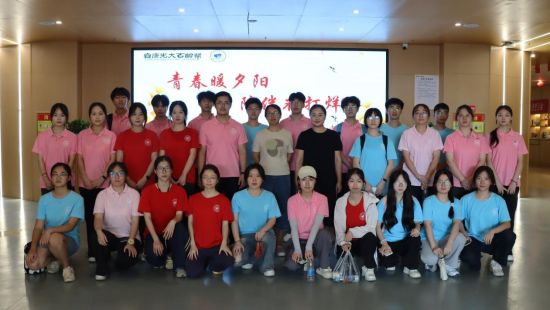 图为志愿者在进行安全知识宣讲。长江师范学院 供图 图为志愿者在进行安全知识宣讲。长江师范学院 供图