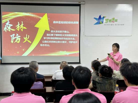 图为志愿者在进行安全知识宣讲。长江师范学院 供图 图为志愿者在进行安全知识宣讲。长江师范学院 供图