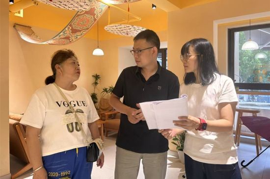 图为金山街道短剧《暮迟花开》拍摄现场。金山街道 供图 图为金山街道短剧《暮迟花开》拍摄现场。金山街道 供图