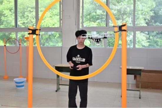 图为学员进行无人机训练。武隆职业教育中心 供图 图为学员进行无人机训练。武隆职业教育中心 供图