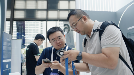 工作人员正在与客户交流。广域铭岛 供图 工作人员正在与客户交流。广域铭岛 供图