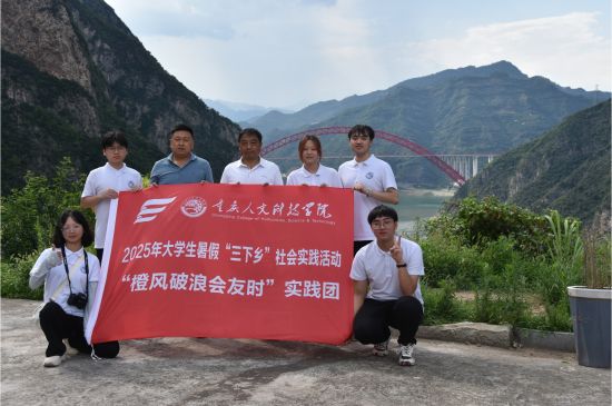 图为“三下乡”实践团成员在邓家坡村合影。重庆人文科技学院供图 图为“三下乡”实践团成员在邓家坡村合影。重庆人文科技学院供图