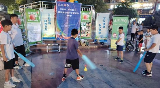 图为清镇人民广场活动现场。重庆市板球协会供图 图为清镇人民广场活动现场。重庆市板球协会供图