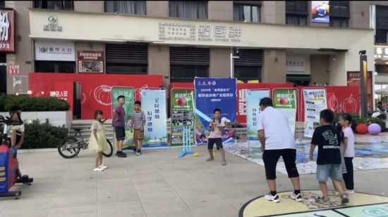 图为贵阳的小朋友们在体验板球。重庆市板球协会供图 图为贵阳的小朋友们在体验板球。重庆市板球协会供图