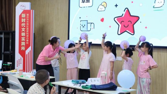 图为志愿者和小朋友进行趣味实验。长江师范学院 供图 图为志愿者和小朋友进行趣味实验。长江师范学院 供图