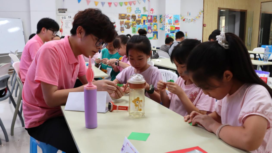 图为志愿者教小朋友制作漆扇。长江师范学院 供图 图为志愿者教小朋友制作漆扇。长江师范学院 供图