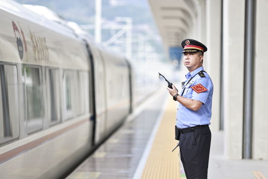 图为李亮正在接发列车。苏志刚 摄 图为李亮正在接发列车。苏志刚 摄