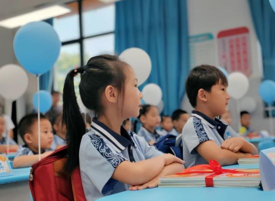 图为勉仁小学一年级新生在上礼仪课。晏滢滢 摄 图为勉仁小学一年级新生在上礼仪课。晏滢滢 摄