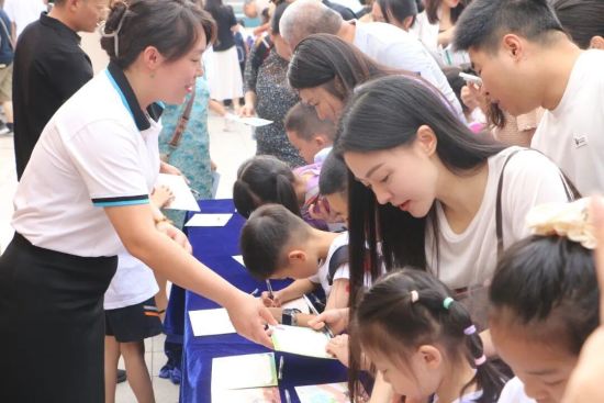 图为老师们为新生颁发《梦想种子证书》。渝北实验小学校供图 图为老师们为新生颁发《梦想种子证书》。渝北实验小学校供图