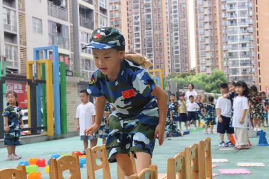 图为孩子们在游戏区体验。石桥铺实验幼儿园供图 图为孩子们在游戏区体验。石桥铺实验幼儿园供图