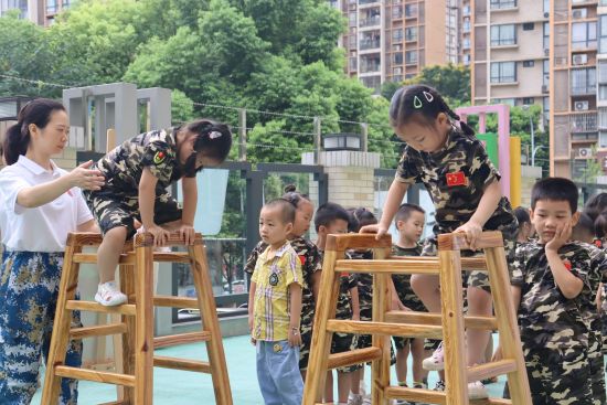 图为孩子们在游戏区体验攀爬。石桥铺实验幼儿园供图 图为孩子们在游戏区体验攀爬。石桥铺实验幼儿园供图