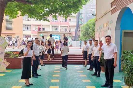 图为学校老师迎学生。合川区凉亭子小学 供图 图为学校老师迎学生。合川区凉亭子小学 供图