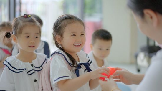 重庆两江新区多所幼儿园开启“幼有优教”开学第一课。 两江新区教育局供图 重庆两江新区多所幼儿园开启“幼有优教”开学第一课。 两江新区教育局供图