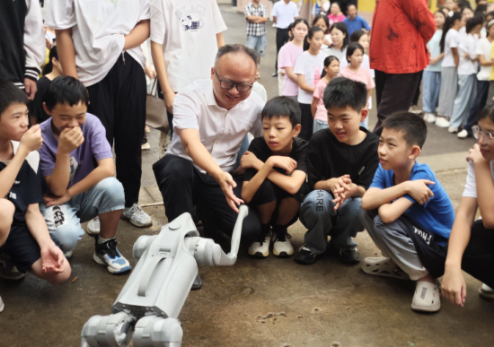 图为长寿区石堰镇初级中学校师生与机器狗互动。长寿区教委供图 图为长寿区石堰镇初级中学校师生与机器狗互动。长寿区教委供图