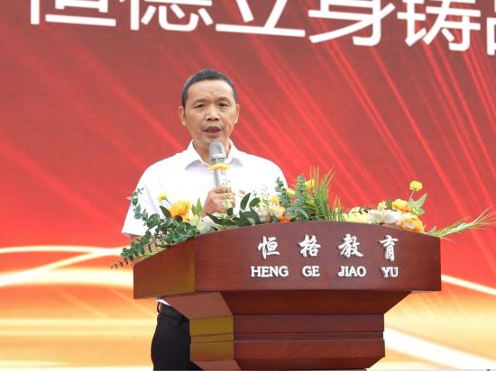 图为忠县㽏井中学校党总支书记李自力首先发表讲话。忠县㽏井中学供图 图为忠县㽏井中学校党总支书记李自力首先发表讲话。忠县㽏井中学供图