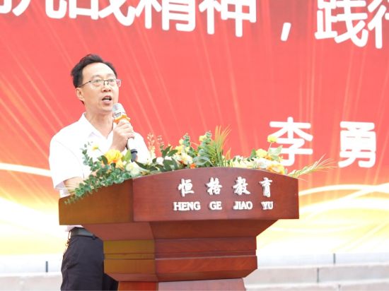 图为忠县㽏井中学校长李勇发表致辞。忠县㽏井中学供图 图为忠县㽏井中学校长李勇发表致辞。忠县㽏井中学供图