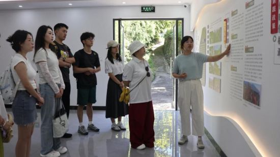 图为实践团在陈家铺村村主任助理的带领下参观走访。重庆大学 供图 图为实践团在陈家铺村村主任助理的带领下参观走访。重庆大学 供图