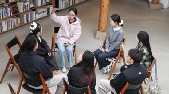 图为实践团与云南香格里拉先锋书店店长座谈交流。重庆大学 供图 图为实践团与云南香格里拉先锋书店店长座谈交流。重庆大学 供图