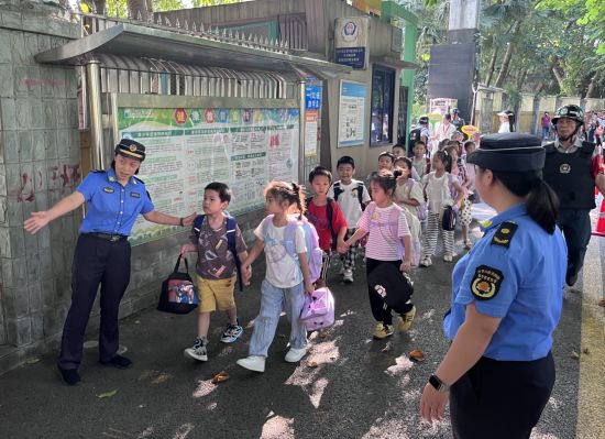 图为城管执法人员帮助维持交通秩序。 巴南区城管局 供图 图为城管执法人员帮助维持交通秩序。 巴南区城管局 供图