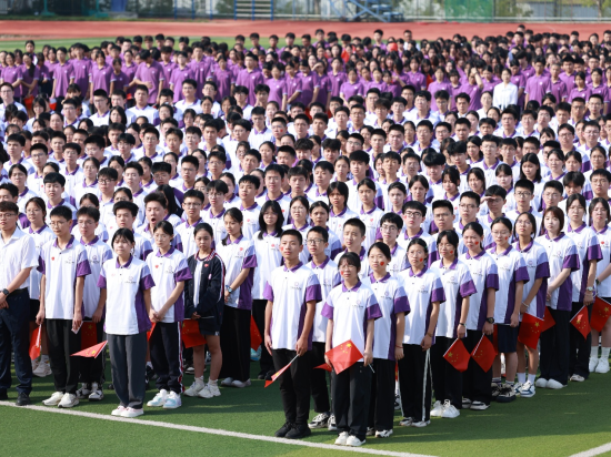 图为开学典礼现场。北新巴蜀中学供图 图为开学典礼现场。北新巴蜀中学供图