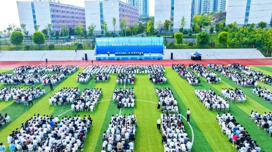 图为开学典礼现场。 余鸿 摄 图为开学典礼现场。 余鸿 摄