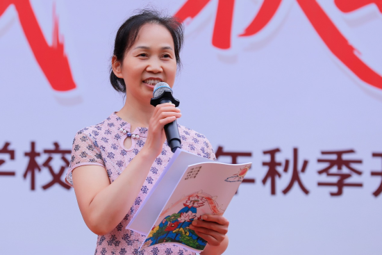 图为学校党支部书记、校长肖章梅致辞。渝北区东原香山实验小学校 供图 图为学校党支部书记、校长肖章梅致辞。渝北区东原香山实验小学校 供图