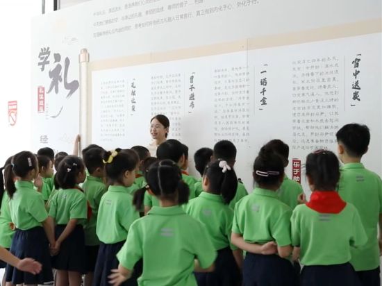 图为学生学习礼仪故事。重庆量子学校 供图 图为学生学习礼仪故事。重庆量子学校 供图