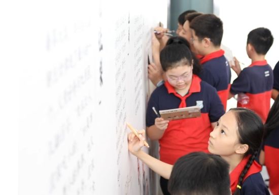 图为“知礼”环节。重庆量子学校供图 图为“知礼”环节。重庆量子学校供图