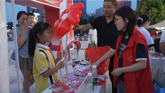 图为为慈善夜市上,市民向慈善项目捐款。 铜梁区委宣传部供图 图为为慈善夜市上,市民向慈善项目捐款。 铜梁区委宣传部供图