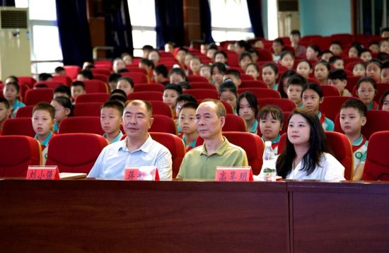 图为师生一起参与思政课。合川区行知小学 供图 图为师生一起参与思政课。合川区行知小学 供图