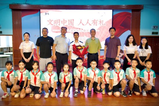 图为师生领导与彭勇合影留念。合川区行知小学 供图 图为师生领导与彭勇合影留念。合川区行知小学 供图