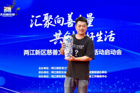 图为居民携拍品合影留念。 张霁雯 摄 图为居民携拍品合影留念。 张霁雯 摄