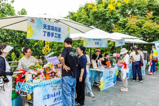 图为热闹非凡的公益集市。两江新区社会保障局供图 图为热闹非凡的公益集市。两江新区社会保障局供图