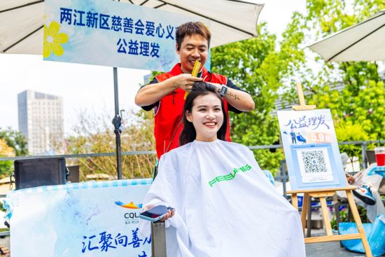 图为志愿者为居民义剪。两江新区社会保障局供图 图为志愿者为居民义剪。两江新区社会保障局供图