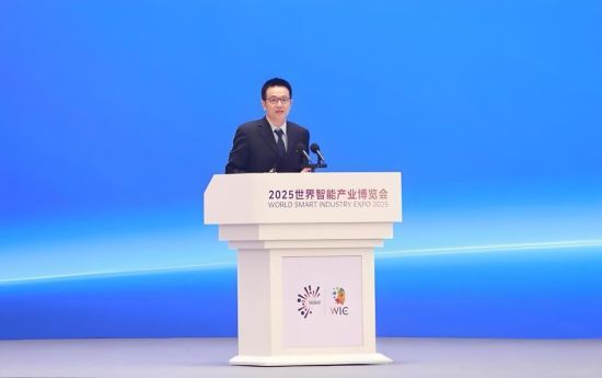 图为中科曙光高级副总裁李斌发布AI计算开放架构及曙光AI超集群系统。中科曙光 供图 图为中科曙光高级副总裁李斌发布AI计算开放架构及曙光AI超集群系统。中科曙光 供图