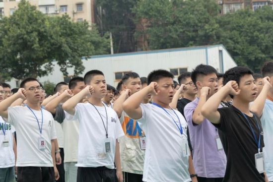 图为学生集体宣誓。綦江职业教育中心 供图 图为学生集体宣誓。綦江职业教育中心 供图