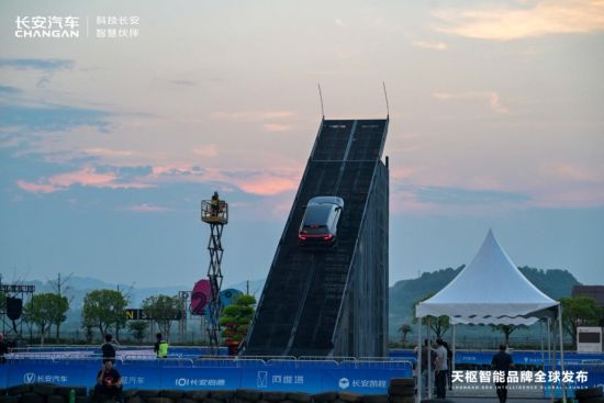 图为室外展区活动现场。 长安汽车供图 图为室外展区活动现场。 长安汽车供图