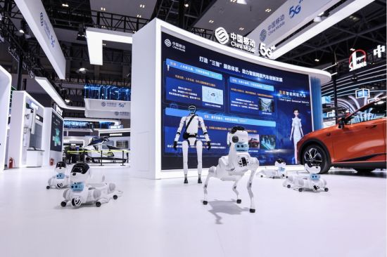 图为中国移动依托自主研发的具身智能机器人产品,基于“九天”大模型提升交互能力,实现新型服务体系战略破局。 中国移动重庆公司供图 图为中国移动依托自主研发的具身智能机器人产品,基于“九天”大模型提升交互能力,实现新型服务体系战略破局。 中国移动重庆公司供图
