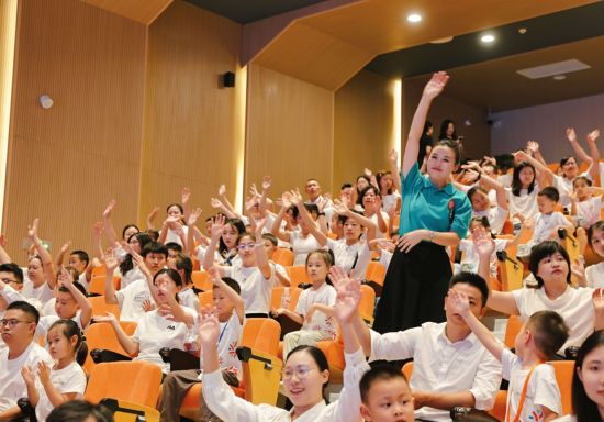 图为学生与家长共同参与仪式。渝北区悦融小学校 供图 图为学生与家长共同参与仪式。渝北区悦融小学校 供图