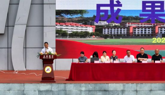 图为忠县㽏井中学校党总支书记李自力讲话。忠县㽏井中学 供图 图为忠县㽏井中学校党总支书记李自力讲话。忠县㽏井中学 供图