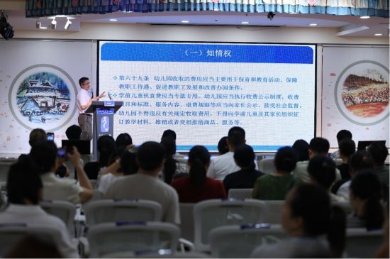 图为西南大学教授胥兴春解析法律内容。江津区教委 供图 图为西南大学教授胥兴春解析法律内容。江津区教委 供图