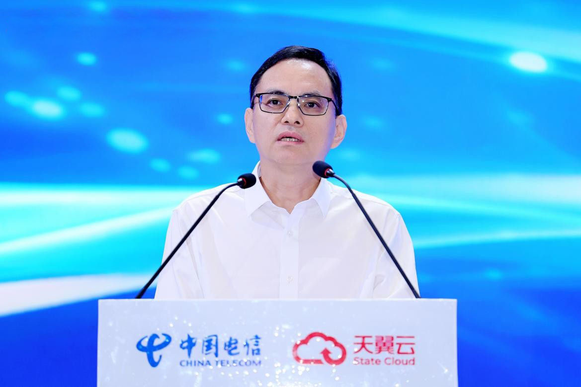 图为中国电信集团有限公司总经理助理、天翼云科技有限公司董事长、总经理胡志强在大会上发言。重庆电信供图 图为中国电信集团有限公司总经理助理、天翼云科技有限公司董事长、总经理胡志强在大会上发言。重庆电信供图