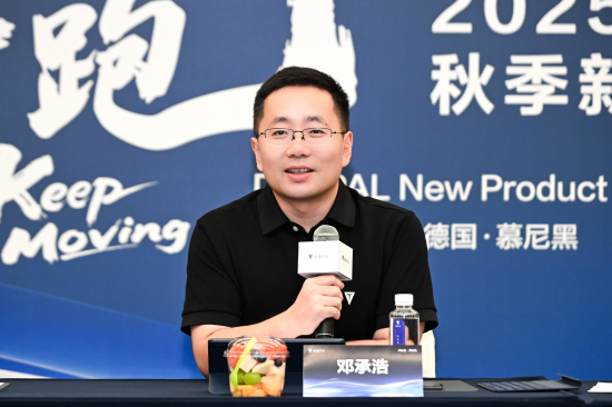 图为深蓝汽车董事长邓承浩交流发言。活动举办方供图 图为深蓝汽车董事长邓承浩交流发言。活动举办方供图